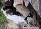 Thailand, Laos Aug02 273  indgangen til Pak Ou grotten med de tusinder buddhafigurer ved Mekong floden Laos